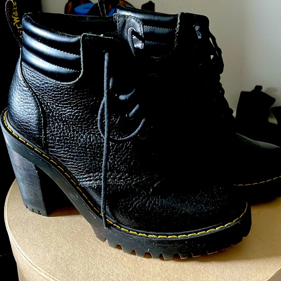 Doc marten lace up boots size 7.5 - Picture 1 of 4